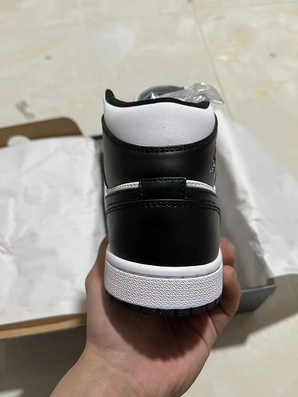 Jordan 1 mid black