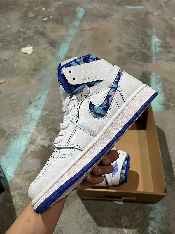 Jordan 1 Mid bleu and white